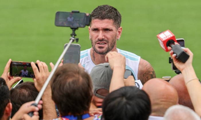 FIFA World Cup, WM, Weltmeisterschaft, Fussball 2026 - Argentina training session Argentina™s national soccer team player Rodrigo de Paul speaks with journalists before a training session of the team in Marietta, Georgia, USA, 14 July 2026. Argentina will face England on 15 July in a FIFA World Cup 2026 semifinals match. Marietta United States  Copyright: xRONALDxWITTEKx