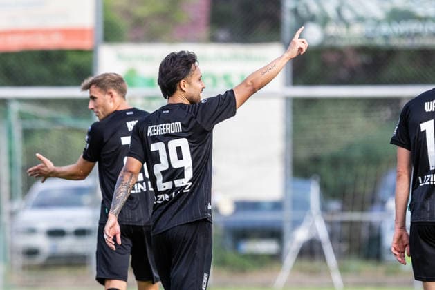 10.07.2026, Fussball, Saison 2026 2027, Regionalliga Südwest, Hauptspielfeld Burgrieden, Testspiel, SSV Ulm 1846 Fußball - FC Augsburg II 14.07.2026, Fussball, Saison 2026 2027, Regionalliga Südwest, Hauptspielfeld Burgrieden, Testspiel, SSV Ulm 1846 Fußball - FC Augsburg II, Torjubel Jubel Freude nach Treffer Tor Torschuss zum 1:0 durch 29 Achitpol Keereerom (SSV Ulm 1846 Fußball). Foto: Lucca Fundel Burgrieden Hauptspielfeld Baden-Württemberg Deutschland *** July 10, 2026, Soccer, 2026–2027 Season, Regionalliga Southwest, Burgrieden Main Field, Friendly Match, SSV Ulm 1846 vs. FC Augsburg II, July 14, 2026, Soccer, 2026–2027 Season, Regionalliga Southwest, Burgrieden Main Field, Friendly Match, SSV Ulm 1846 vs. FC Augsburg II, Goal celebration, jubilation, joy after a goal scored by No. 29 Achitpol Keereerom for SSV Ulm 1846, Photo by Lucca Fundel, Burgrieden Main Field, Baden-Württemberg, Germany