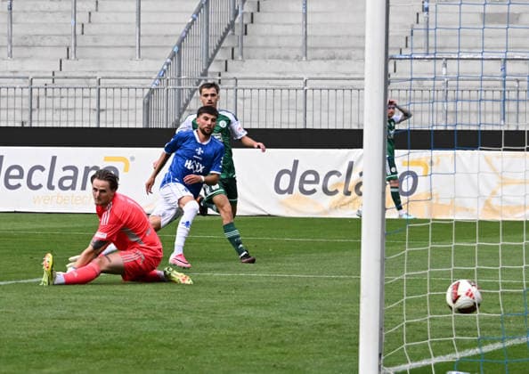14.07.2026, xsltx, Fussball Testspiel, SV Darmstadt 98 - FC Homburg 2. v.l. Ibrahim El Kadiri (SV Darmstadt 98) trifft zum 5:1, li. Michael Gelt (FC 08 Homburg) (DFL DFB REGULATIONS PROHIBIT ANY USE OF PHOTOGRAPHS as IMAGE SEQUENCES and or QUASI-VIDEO) *** July 14, 2026, xsltx, soccer exhibition match, SV Darmstadt 98 vs. FC Homburg 2, left: Ibrahim El Kadiri (SV Darmstadt 98) scores to make it 5–1; right: Michael Gelt (FC 08 Homburg). DFL and DFB regulations prohibit any use of photographs as image sequences and or quasi-video.