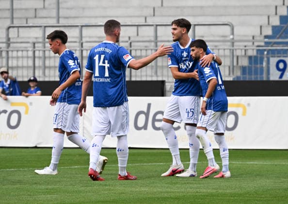 14.07.2026, xsltx, Fussball Testspiel, SV Darmstadt 98 - FC Homburg v.l. Glückwünsche für den 5:1-Torschützern Ibrahim El Kadiri (SV Darmstadt 98 re.) von Meldin Dreskovic (SV Darmstadt 98) und Max Pfister (SV Darmstadt 98) (DFL DFB REGULATIONS PROHIBIT ANY USE OF PHOTOGRAPHS as IMAGE SEQUENCES and or QUASI-VIDEO) *** July 14, 2026, xsltx, soccer exhibition match, SV Darmstadt 98 vs. FC Homburg: Congratulations to the 5-1 goal scorers Ibrahim El Kadiri (SV Darmstadt 98), Meldin Dreskovic (SV Darmstadt 98), and Max Pfister (SV Darmstadt 98). DFL and DFB regulations prohibit any use of photographs as IMAGE SEQUENCES and or QUASI-VIDEO