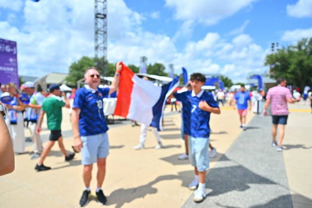 FIFA World Cup, WM, Weltmeisterschaft, Fussball 2026 semifinals - France vs Spain Supporters of pose for a photo as they make their way to the stadium for the FIFA World Cup 2026 semifinals match France against Spain, in Dallas, USA, 14 July 2026. DALLAS United States  Copyright: xSAMxWASSONx
