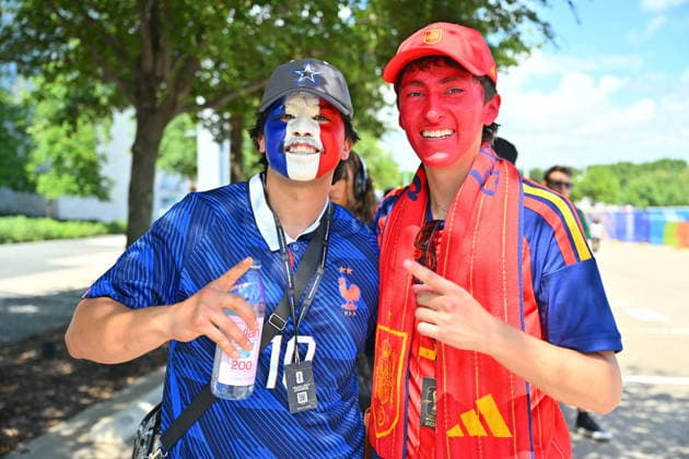 FIFA World Cup, WM, Weltmeisterschaft, Fussball 2026 semifinals - France vs Spain Supporters of France and Spain pose for a photo as they make their way to the stadium for the FIFA World Cup 2026 semifinals match France against Spain, in Dallas, USA, 14 July 2026. DALLAS United States  Copyright: xSAMxWASSONx