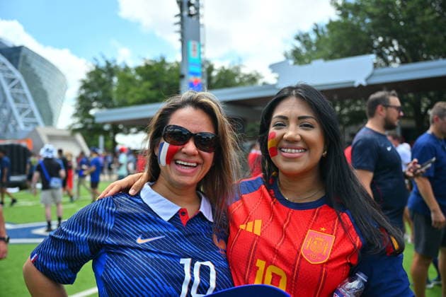 FIFA World Cup, WM, Weltmeisterschaft, Fussball 2026 semifinals - France vs Spain Supporters of France and Spain pose for a photo as they make their way to the stadium for the FIFA World Cup 2026 semifinals match France against Spain, in Dallas, USA, 14 July 2026. DALLAS United States  Copyright: xSAMxWASSONx