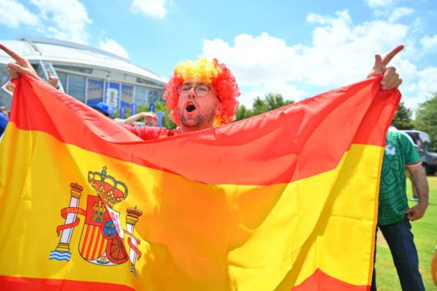 FIFA World Cup, WM, Weltmeisterschaft, Fussball 2026 semifinals - France vs Spain Supporters of Spain pose for a photo as they make their way to the stadium for the FIFA World Cup 2026 semifinals match France against Spain, in Dallas, USA, 14 July 2026. DALLAS United States  Copyright: xSAMxWASSONx