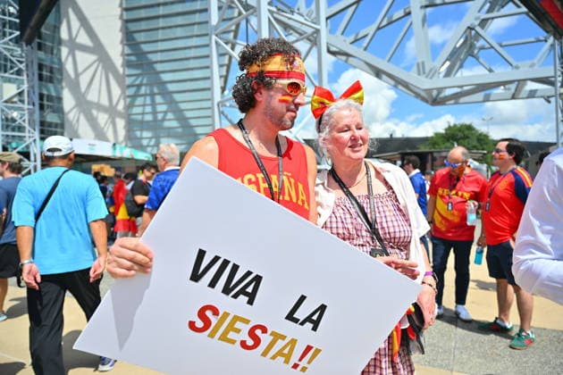 FIFA World Cup, WM, Weltmeisterschaft, Fussball 2026 semifinals - France vs Spain Supporters of Spain pose for a photo as they make their way to the stadium for the FIFA World Cup 2026 semifinals match France against Spain, in Dallas, USA, 14 July 2026. DALLAS United States  Copyright: xSAMxWASSONx