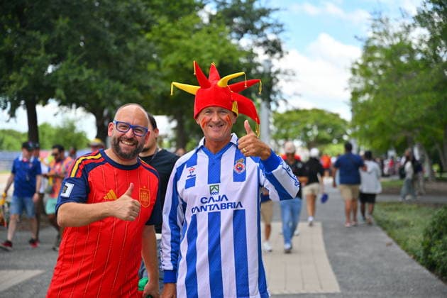 FIFA World Cup, WM, Weltmeisterschaft, Fussball 2026 semifinals - France vs Spain Supporters of Spain pose for a photo as they make their way to the stadium for the FIFA World Cup 2026 semifinals match France against Spain, in Dallas, USA, 14 July 2026. DALLAS United States  Copyright: xSAMxWASSONx