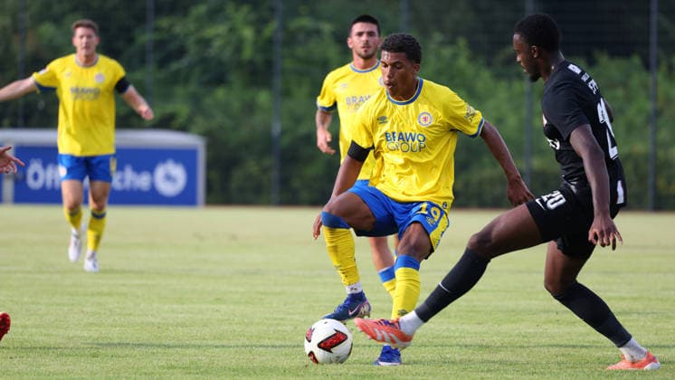 Eintracht BS vs TSV Havelse, Testspiel Wolfenbüttel, 14.07.2026, Fussball, Herren, Saiion 2026 27, Eintracht Braunschweig vs TSV Havelse, Testspiel, Junior Ze (Eintracht Braunschweig), Christopher Schepp (Havelse) Niedersachsen Deutschland *** Eintracht BS vs. TSV Havelse, Friendly Match in Wolfenbüttel, July 14, 2026, Soccer, Men’s, 2026–27 Season, Eintracht Braunschweig vs. TSV Havelse, Friendly Match, Junior Ze (Eintracht Braunschweig), Christopher Schepp (Havelse), Lower Saxony, Germany