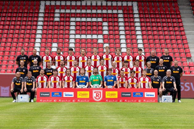 SSV Jahn Regensburg ; 3.Liga, Porträttermin 2026 2027, Mannschaftsfoto SSV Jahn Regensburg; 3.Liga, Porträttermin 2026 2027, Mannschaftsfoto,Hintere Reihe stehend von links: Munier Raychouni (Co-Trainer), Oliver Seitz (Co-Trainer Analyse), Erik Majetschak, Robin Ziegele, Marco Wörner, Felix Strauss, Florian Dietz, Leopold Wurm, John Posselt, Malte Karbstein, Leo Mätzler, Dennis Rudel (Torwarttrainer), Simon Hecht (Athletik- und Rehatrainer) Mittlere Reihe stehend von links: Tobias Rutzinger (Physiotherapeut), Manuel Danne (Physiotherapeut), Michael Seidel (Physiotherapeut), Nassim Boujellab, Lucas Hermes, Adrian Fein, Sebastian Stolze, Sascha Hingerl, Nico Oliveira, Jakob Seibold, Katja Schöppl (Teammanagerin), Louis Cordes (Co-Trainer), Sascha Hildmann (Chef-Trainer) Vordere Reihe sitzend von links: Klaus-Dieter Schneider (Betreuer), Reinhold Reisinger (Betreuer), Oscar Schönfelder, Arian Dizdarevic, David Philipp, Hannes Hermann, Alexander Weidinger, Max Schmitt, Benedikt Saller, Benedikt Bauer, Ben Kieffer, Prof. Dr. Franz Müller (Mannschaftsarzt), Dr. Bernd Meyer (Mannschaftsarzt) DFL REGULATIONS PROHIBIT ANY USE OF PHOTOGRAPHS AS IMAGE SEQUENCES AND OR QUASI-VIDEO. *** SSV Jahn Regensburg 3rd Division, 2026–2027 Team Photo Shoot, SSV Jahn Regensburg 3rd Division Team Photo, 2026–2027 Team Photo Shoot, Team Photo, Back Row (Standing, from Left): Munier Raychouni, Assistant Coach; Oliver Seitz, Assistant Coach (Analysis); Erik Majetschak, Robin Ziegele, Marco Wörner, Felix Strauss, Florian Dietz, Leopold Wurm, John Posselt, Malte Karbstein, Leo Mätzler, Dennis Rudel, goalkeeper coach; Simon Hecht, athletic and rehabilitation coach. Middle row, standing from left: Tobias Rutzinger, physical therapist; Manuel Danne, physical therapist; Michael Seidel, physical therapist; Nassim Boujellab, Lucas Hermes, Adrian Fein, Sebastian Stolze, Sascha Hingerl, Nico Oliveira, Jakob Seibold, Katja Schöppl (team manager), Louis Cordes (assistant coach), Sascha Hildmann (head coach). Front row, seated from left: Klaus Dieter Schneider (team staff member), Reinhold Reisinger (team staff member), Oscar Schönfelder, Arian Dizdarevic, David Philipp, Hannes Hermann, Alexander Weidinger, Max Schmitt, Benedikt Saller, Benedikt Bauer, Ben Kieffer, Prof. Dr. Franz Müller (team physician), Dr. Bernd Meyer (team physician). DFL REGULATIONS PROHIBIT ANY USE OF PHOTOGRAPHS AS IMAGE SEQUENCES AND OR QUASI-VIDEO