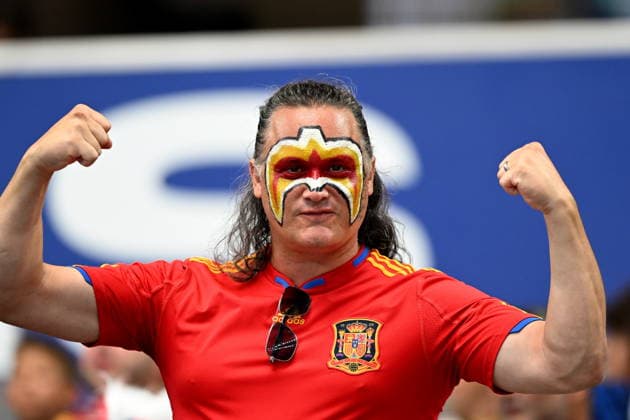 FIFA World Cup, WM, Weltmeisterschaft, Fussball 2026 semifinals - France vs Spain A supporter of Spain poses for a picture ahead of the FIFA World Cup 2026 semifinals match France against Spain, in Dallas, Texas, USA, 14 July 2026. DALLAS United States  Copyright: xALBERTxPENAx