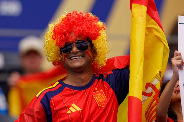 July 14, 2026, Arlington, Texas, USA: A Spain fan wearing a wig before the 2026 FIFA World Cup, WM, Weltmeisterschaft, Fussball Semifinal match between France and Spain at Dallas Stadium on July 14, 2026. David Ballering II ADM Newswire ZUMA Press Wire FIFA World Cup 2026 - France:Spain  - ZUMAa325 20260714_zsa_a325_001 Copyright: xDavidxBalleringxIix