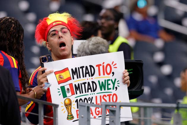 July 14, 2026, Arlington, Texas, USA: A Spain fan holds a banner before the 2026 FIFA World Cup, WM, Weltmeisterschaft, Fussball Semifinal match between France and Spain at Dallas Stadium on July 14, 2026. David Ballering II ADM Newswire ZUMA Press Wire FIFA World Cup 2026 - France:Spain  - ZUMAa325 20260714_zsa_a325_003 Copyright: xDavidxBalleringxIix