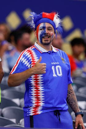 July 14, 2026, Arlington, Texas, USA: A France fan before the 2026 FIFA World Cup, WM, Weltmeisterschaft, Fussball Semifinal match between France and Spain at Dallas Stadium on July 14, 2026. David Ballering II ADM Newswire ZUMA Press Wire FIFA World Cup 2026 - France:Spain  - ZUMAa325 20260714_zsa_a325_005 Copyright: xDavidxBalleringxIix