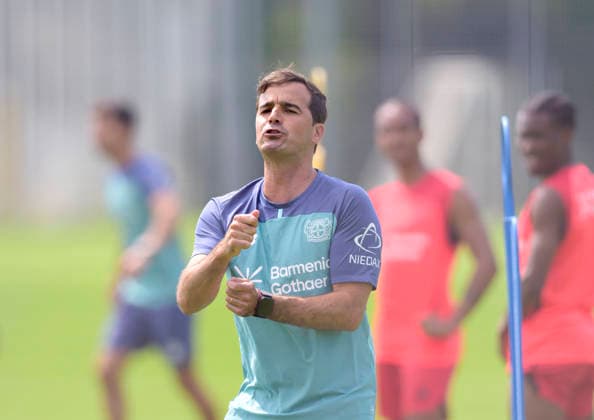 Trainer Carles Martinez (Bayer Leverkusen) Gestik, Geste. Fussball 1. Bundesliga, Trainingsauftakt Bayer 04 Leverkusen am 14.07.2026 in Leverkusen Deutschland. *** Coach Carles Martinez, Bayer Leverkusen: Gestures, Soccer, Bundesliga 1; Bayer 04 Leverkusen s first training session on July 14, 2026, in Leverkusen, Germany