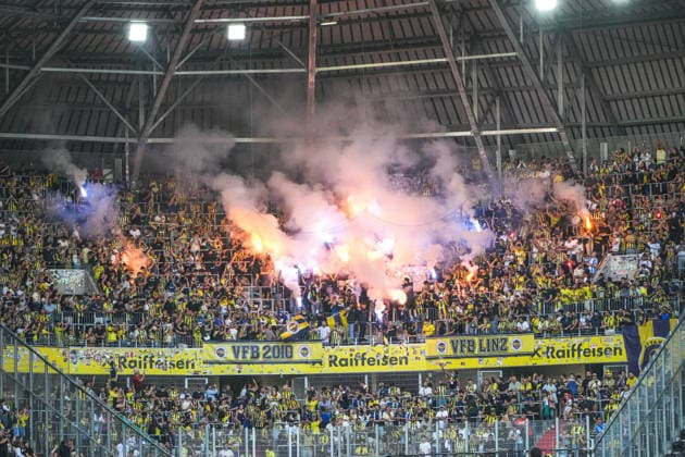Internationales Testspiel - MatchPR Summer Series Upper Austria - Trainingslager - LASK Linz (Linzer ASK, Österreich) vs. Fenerbahce Spor Kulübü Istanbul (Türkei) - Raiffeisen Arena (Linz, Österreich): Fans, Ultras, Pyrotechnik Fenerbahce *** International Friendly MatchPR Summer Series Upper Austria Training Camp LASK Linz Linzer ASK, Austria vs. Fenerbahçe Spor Kulübü Istanbul, Turkey Raiffeisen Arena, Linz, Austria Fans, Ultras, Pyrotechnics Fenerbahçe Copyright: xLukasxBierederx