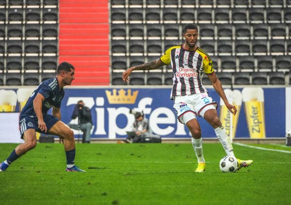 Internationales Testspiel - MatchPR Summer Series Upper Austria - Trainingslager - LASK Linz (Linzer ASK, Österreich) vs. Fenerbahce Spor Kulübü Istanbul (Türkei) - Raiffeisen Arena (Linz, Österreich): Xavier Mbuyamba (LASK) *** International Friendly MatchPR Summer Series Upper Austria Training Camp LASK Linz Linzer ASK, Austria vs. Fenerbahçe Spor Kulübü Istanbul, Turkey Raiffeisen Arena, Linz, Austria Xavier Mbuyamba, LASK Copyright: xLukasxBierederx