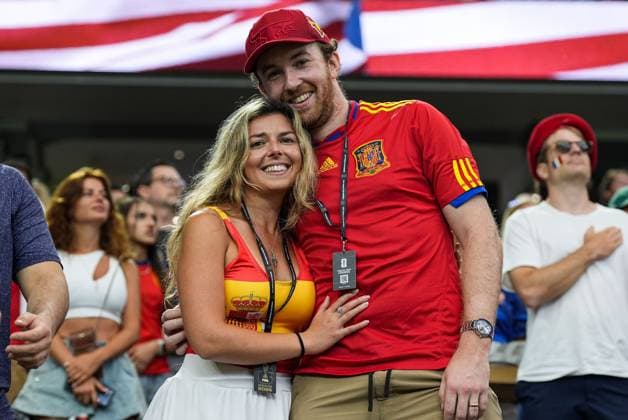 Spain fans excited ahead of kick off France v Spain, 2026 FIFA World Cup, WM, Weltmeisterschaft, Fussball Semi-final, Football, Dallas Stadium, Arlington, Texas, USA - 14 Jul 2026Arlington Dallas Stadium Texas (TX) United States of America  Copyright: xIsmaelxAdnan Shutterstockx 16991340d