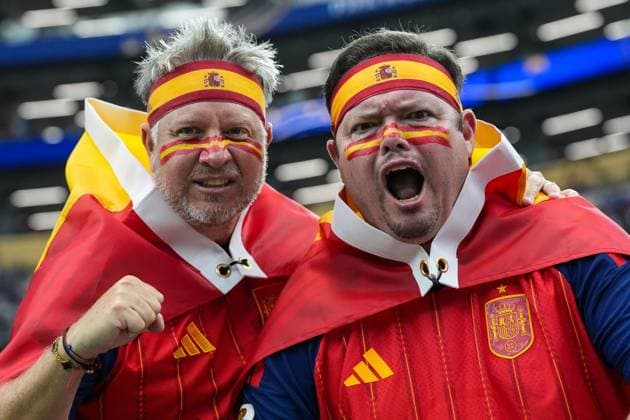 Spain fans excited ahead of kick off France v Spain, 2026 FIFA World Cup, WM, Weltmeisterschaft, Fussball Semi-final, Football, Dallas Stadium, Arlington, Texas, USA - 14 Jul 2026Arlington Dallas Stadium Texas (TX) United States of America  Copyright: xIsmaelxAdnan Shutterstockx 16991340a