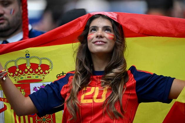 FIFA World Cup, WM, Weltmeisterschaft, Fussball 2026 semifinals - France vs Spain A supporter of Spain cheers ahead of the FIFA World Cup 2026 semifinals match France against Spain, in Dallas, Texas, USA, 14 July 2026. DALLAS United States  Copyright: xALBERTxPENAx