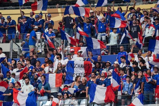 France fans wave French fans France v Spain, 2026 FIFA World Cup, WM, Weltmeisterschaft, Fussball Semi-final, Football, Dallas Stadium, Arlington, Texas, USA - 14 Jul 2026Arlington Dallas Stadium Texas (TX) United States of America  Copyright: xIsmaelxAdnan Shutterstockx 16991340ag