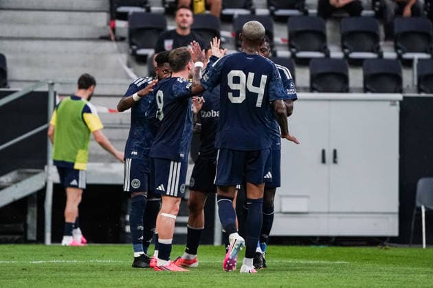 Fussball: Österreich: Internationales Testspiel - MatchPR Summer Series Upper Austria - Trainingslager - 14.07.2026 - LASK (Linzer ASK) (Österreich) vs. Fenerbahce Istanbul (Türkei) - Raiffeisen Arena (Linz, Österreich); Fenerbahce Spieler bejubeln das 0-2 durch Kerem Akturkoglu (Fenerbahce) *** Soccer Austria International Friendly MatchPR Summer Series Upper Austria Training Camp July 14, 2026 LASK Linzer ASK Austria vs. Fenerbahçe Istanbul, Turkey Raiffeisen Arena, Linz, Austria Fenerbahçe players celebrate the 0–2 goal scored by Kerem Akturkoglu Fenerbahçe Copyright: xLUKAxKOLANOVICx