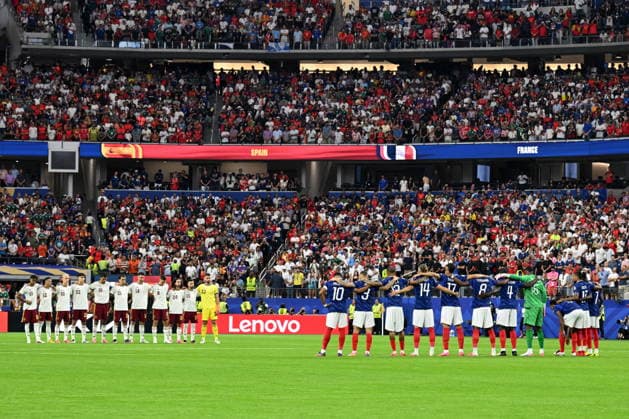 FIFA World Cup, WM, Weltmeisterschaft, Fussball 2026 semifinals - France vs Spain Players of France (R) and Spain (L) observe a moment of silence for the 10th anniversary of the Bastille Day terror attack in Nice that killed 86 people, ahead of the FIFA World Cup 2026 semifinals match France against Spain, in Dallas, Texas, USA, 14 July 2026. DALLAS United States  Copyright: xALBERTxPENAx