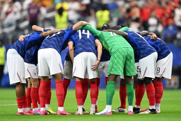 FIFA World Cup, WM, Weltmeisterschaft, Fussball 2026 semifinals - France vs Spain Players of France huddle ahead of the FIFA World Cup 2026 semifinals match France against Spain, in Dallas, Texas, USA, 14 July 2026. DALLAS United States  Copyright: xALBERTxPENAx