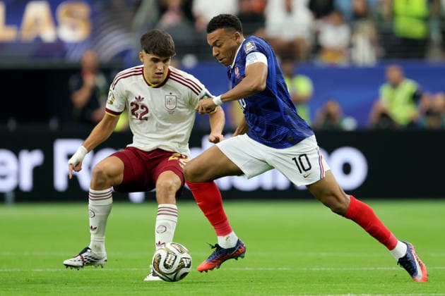 France v Spain: Semi Final - FIFA World Cup, WM, Weltmeisterschaft, Fussball 2026 Pau Cubarsi of Spain and Kylian Mbappe of France challenge during the FIFA World Cup 2026 Semi Final match between France and Spain at Dallas Stadium on July 14, 2026 in Arlington, United States. Arlington Dallas Stadium TX United States Copyright: xAllstarxPicturexLibraryxLtdx