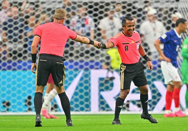 FIFA World Cup, WM, Weltmeisterschaft, Fussball 2026 semifinals - France vs Spain Referee Ivan Barton (R) is brought the spray during the FIFA World Cup 2026 semifinals match France against Spain, in Dallas, USA, 14 July 2026. DALLAS United States  Copyright: xSAMxWASSONx