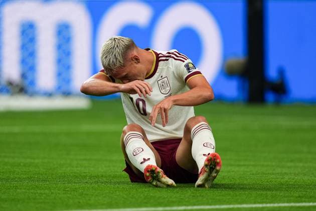Dani Olmo of Spain down after a foul on him France v Spain, 2026 FIFA World Cup, WM, Weltmeisterschaft, Fussball Semi-final, Football, Dallas Stadium, Arlington, Texas, USA - 14 Jul 2026Arlington Dallas Stadium Texas (TX) United States of America  Copyright: xIsmaelxAdnan Shutterstockx 16991340ay