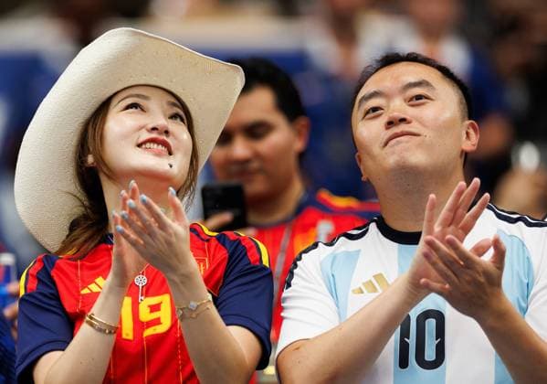 US Soccer World Cup France - Spain 9205547 14.07.2026 Fans cheer during the FIFA World Cup, WM, Weltmeisterschaft, Fussball 2026 semi-final soccer match between France and Spain at Dallas Stadium in Arlington, Texas, United States. Nafis Sirazetdinov Sputnik Arlington Texas USA  Copyright: xNafisxSirazetdinovx