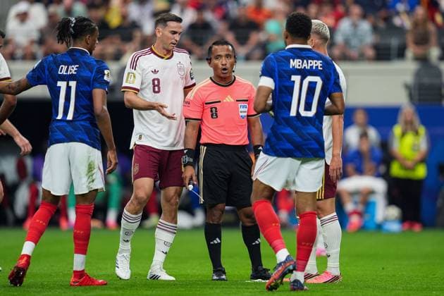 Fabian Ruiz of Spain complains to referee Ivan Arcides Barton Cisneros after Michael Olise of France foul France v Spain, 2026 FIFA World Cup, WM, Weltmeisterschaft, Fussball Semi-final, Football, Dallas Stadium, Arlington, Texas, USA - 14 Jul 2026Arlington Dallas Stadium Texas (TX) United States of America  Copyright: xIsmaelxAdnan Shutterstockx 16991340bf