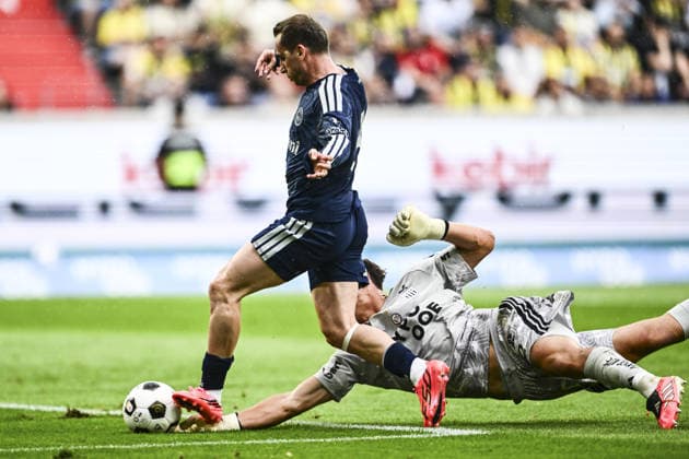 LASK Linz v Fenerbahce - Friendly LINZ, AUSTRIA - JULY 14: Fenerbahce’s Kerem Akturkoglu (L) and LASK Linz’s Lukas Jungwirth (R) battle for the ball during a friendly match as part of Fenerbahce’s pre-season training camp at Raiffeisen Arena in Linz, Austria, on July 14, 2026. Agit Erdi Ulukaya Anadolu Linz Austria. Editorial use only. Please get in touch for any other usage.  Copyright: x2026xAnadoluxAgitxErdixUlukayax