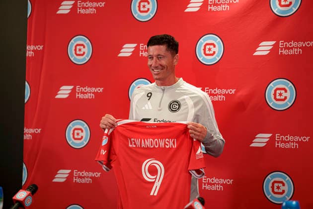 Robert Lewandowski seen during Robert Lewandowski and Chicago Fire press conference, PK, Pressekonferenz (Martin Murillo Ball Raw Images) Loule Estadio Algarve Portugal Copyright: xMartinxMurillox martinmurillo_chicago_lewandowski_conference_2627-2