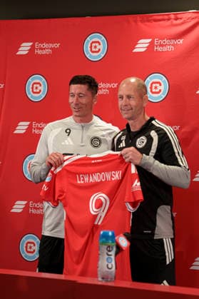 Robert Lewandowski and Gregg Berhalter seen during Robert Lewandowski and Chicago Fire press conference, PK, Pressekonferenz (Martin Murillo Ball Raw Images) Loule Estadio Algarve Portugal Copyright: xMartinxMurillox martinmurillo_chicago_lewandowski_conference_2627