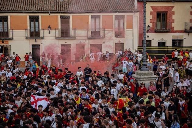 Spain supporters gather in Navalcarnero to watch FIFA World Cup, WM, Weltmeisterschaft, Fussball semi-final against France NAVALCARNERO, SPAIN - JULY 14, 2026: Football fans gather in Plaza de Segovia in Navalcarnero, near Madrid, to watch the FIFA World Cup 2026 semi-final match between Spain and France on a giant public screen. Supporters wearing Spain jerseys, waving national flags and gathering in the town™s main square followed the match during the public viewing event. Navalcarnero Spain Copyright: x xEugenioxRodriguezxRigox xJNAxPressx