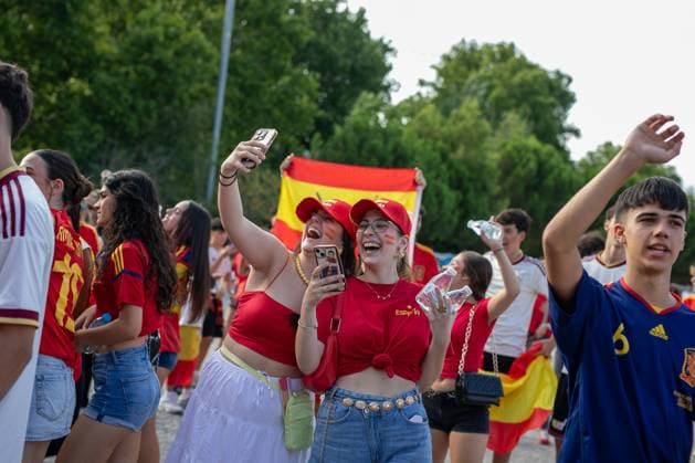 Spanish fans gather to watch Spain vs France MADRID, SPAIN JULY 14, 2026: Fans of the Spanish national football team gathered in front of a giant screen set up by the Madrid City Council on the esplanade of the Puente del Rey (King s Bridge) in Madrid Rio Park to enjoy the FIFA World Cup, WM, Weltmeisterschaft, Fussball 2026 semi-final match between Spain and France. France. Madrid MADRID ES Copyright: x xC.xCarvajalx xJNAxPressx