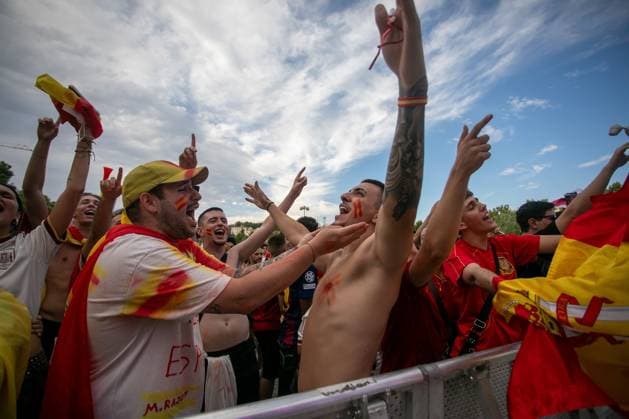 Spanish fans gather to watch Spain vs France MADRID, SPAIN JULY 14, 2026: Fans of the Spanish national football team gathered in front of a giant screen set up by the Madrid City Council on the esplanade of the Puente del Rey (King s Bridge) in Madrid Rio Park to enjoy the FIFA World Cup, WM, Weltmeisterschaft, Fussball 2026 semi-final match between Spain and France. France. Madrid MADRID ES Copyright: x xC.xCarvajalx xJNAxPressx