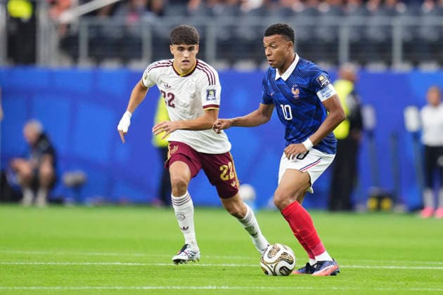 July 14, 2026, Arlington, Texas, United States: Pau Cubarsi of Spain and Kylian Mbappe of France compete for the ball during the FIFA World Cup, WM, Weltmeisterschaft, Fussball 2026 Semi Final match between France and Spain at Dallas Stadium on July 14, 2026 in Arlington, Texas. France V Spain: Semi Final - FIFA World Cup 2026  - ZUMAa181 20260714_zaa_a181_043 Copyright: xJosexBretonx