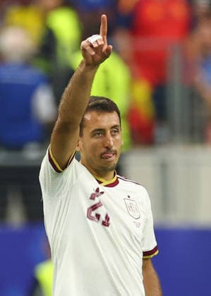 Spain s Mikel Oyarzabal (21) celebrates after scoring on a penalty kick against France in the first half of a semi-final FIFA World Cup, WM, Weltmeisterschaft, Fussball match at Dallas Stadium in Dallas, Texas, on Tuesday, July 14, 2026. The penalty kick came as a result of Spain s Lamine Yamal being fouled by Lucas Digne of France.  DAL20260714904 CHRISTIANxBRUNSKILL