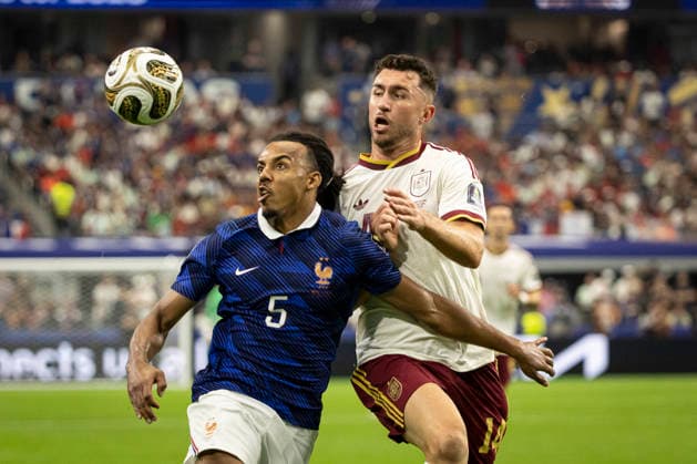 FOOTBALL : France vs Espagne Demi-finale de la Coupe du Monde de la FIFA 2026. Dallas Stadium (AT&T Stadium), Arlington, Texas, Etats-Unis. 14 07 2026. Jules Kounde 5 (France) et Aymeric Laporte 14 (Spain)  Copyright: xelyxandroxcegarrax