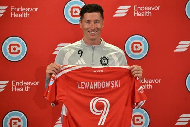 Chicago Fire FC introduces Robert Lewandowski CHICAGO, ILLINOIS - JULY 14: Robert Lewandowski (9) poses with a jersey after being introduced by the Chicago Fire FC at a press conference, PK, Pressekonferenz at Endeavor Health Performance Center in Chicago, Illinois on July 14, 2026. Jacek Boczarski Anadolu Illinois United States. Editorial use only. Please get in touch for any other usage.  Copyright: x2026xAnadoluxJacekxBoczarskix