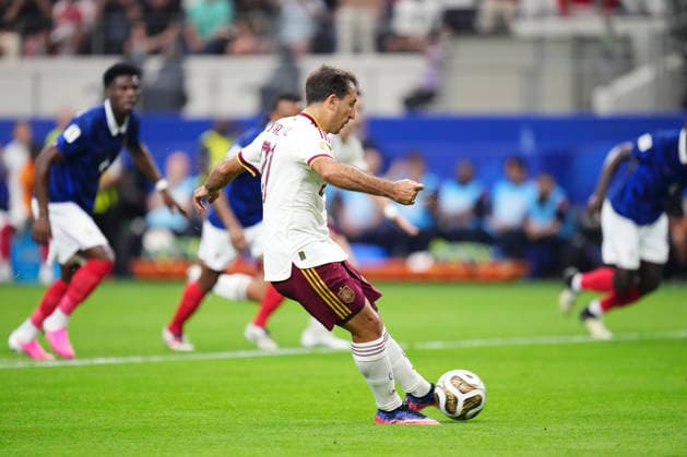 July 14, 2026, Arlington, Texas, United States: Mikel Oyarzabal of Spain shoots to score his team s first goal during the FIFA World Cup, WM, Weltmeisterschaft, Fussball 2026 Semi Final match between France and Spain at Dallas Stadium on July 14, 2026 in Arlington, Texas. France V Spain: Semi Final - FIFA World Cup 2026  - ZUMAa181 20260714_zaa_a181_048 Copyright: xJosexBretonx