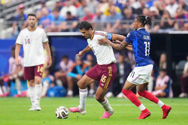 July 14, 2026, Arlington, Texas, United States: Rodri Hernandez of Spain and Michael Olise of France compete for the ball during the FIFA World Cup, WM, Weltmeisterschaft, Fussball 2026 Semi Final match between France and Spain at Dallas Stadium on July 14, 2026 in Arlington, Texas. France V Spain: Semi Final - FIFA World Cup 2026  - ZUMAa181 20260714_zaa_a181_053 Copyright: xJosexBretonx