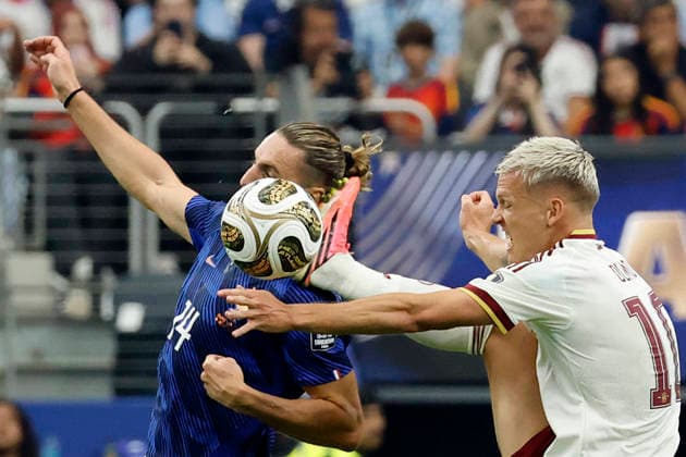 Adrien Rabiot (L) of France vies for the ball with Dani Olmo (R) of Spain during a 2026 FIFA World Cup, WM, Weltmeisterschaft, Fussball semifinal match between France and Spain at AT&T stadium in Arlington, United States, 14 July 2026. FIFA World Cup 2026 Semifinal: France - Spain !ACHTUNG: NUR REDAKTIONELLE NUTZUNG!  Copyright: xLavandeiraxJrx GR2054 20260714-55020893977_1
