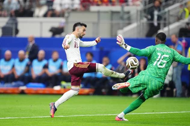 France v Spain - FIFA World Cup, WM, Weltmeisterschaft, Fussball 2026 - Semi Finals ARLINGTON, USA - JULY 14: Alex Baena (15) of Spain in action against Mike Maignan (16) of France during the 2026 FIFA World Cup semi-final match between France and Spain at Dallas Stadium in Arlington, Texas, United States on July 14, 2026. Jose Hernandez Anadolu Texas United States. Editorial use only. Please get in touch for any other usage.  Copyright: x2026xAnadoluxJosexHernandezx