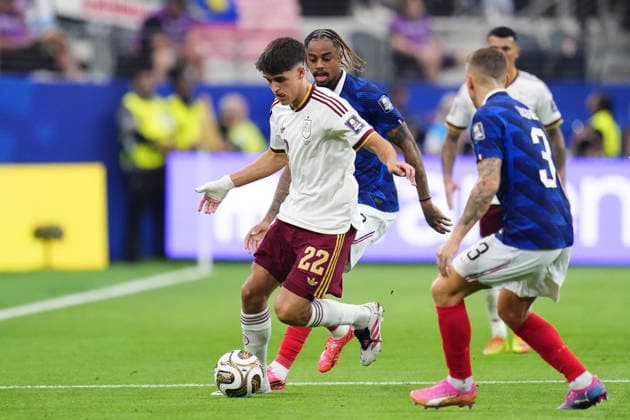 France v Spain: Semi Final - FIFA World Cup, WM, Weltmeisterschaft, Fussball 2026 Pau Cubarsi of Spain runs with the ball during the FIFA World Cup 2026 Semi Final match between France and Spain at Dallas Stadium on July 14, 2026 in Arlington, Texas. Arlington TX United States  Copyright: xJosexBretonx originalFilename:bretonhernandez-francevs260714_npSDo.jpg