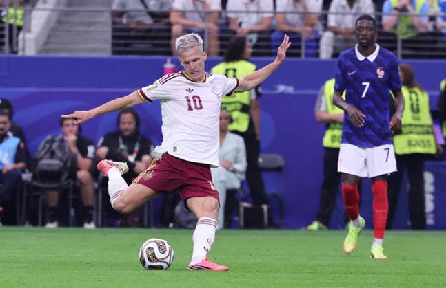 2026 World Cup - France v Spain Dani Olmo (10) from Spain during the 2026 FIFA World Cup, WM, Weltmeisterschaft, Fussball semi-final football match between France and Spain at Dallas Stadium on July 14, 2026 in Arlington, Texas. Photo by Charles Guerin ABACAPRESS.COM Arlington Texas United States  Copyright: xGuerinxCharles ABACAx