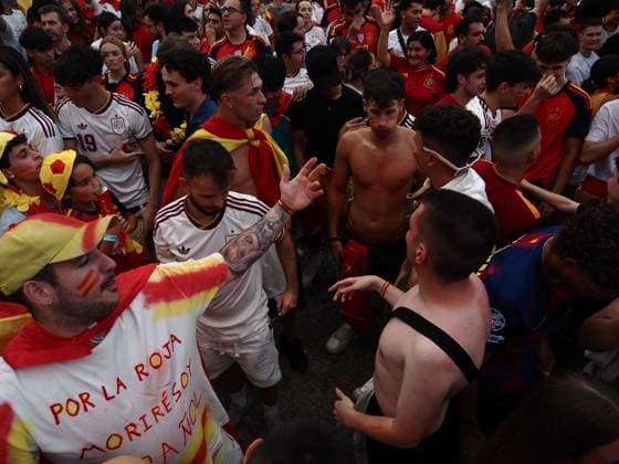Fans Celebrate Spain Vs France Pre-Match Build-Up Fans of the Spanish national football team celebrate during the pre-match build-up to the semifinal match between Spain and France for the 2026 FIFA World Cup, WM, Weltmeisterschaft, Fussball in Madrid, Spain, on July 14, 2024. Madrid Madrid Spain  Copyright: xAaronxHerediax originalFilename:herediasanchez-fanscele260714_np8zf.jpg
