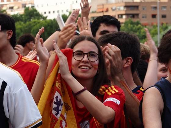 Fans Celebrate Spain Vs France Pre-Match Build-Up Fans of the Spanish national football team celebrate during the pre-match build-up to the semifinal match between Spain and France for the 2026 FIFA World Cup, WM, Weltmeisterschaft, Fussball in Madrid, Spain, on July 14, 2024. Madrid Madrid Spain  Copyright: xAaronxHerediax originalFilename:herediasanchez-fanscele260714_npN9G.jpg
