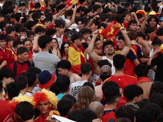 Fans Celebrate Spain Vs France Pre-Match Build-Up Fans of the Spanish national football team celebrate during the pre-match build-up to the semifinal match between Spain and France for the 2026 FIFA World Cup, WM, Weltmeisterschaft, Fussball in Madrid, Spain, on July 14, 2024. Madrid Madrid Spain  Copyright: xAaronxHerediax originalFilename:herediasanchez-fanscele260714_npYUi.jpg